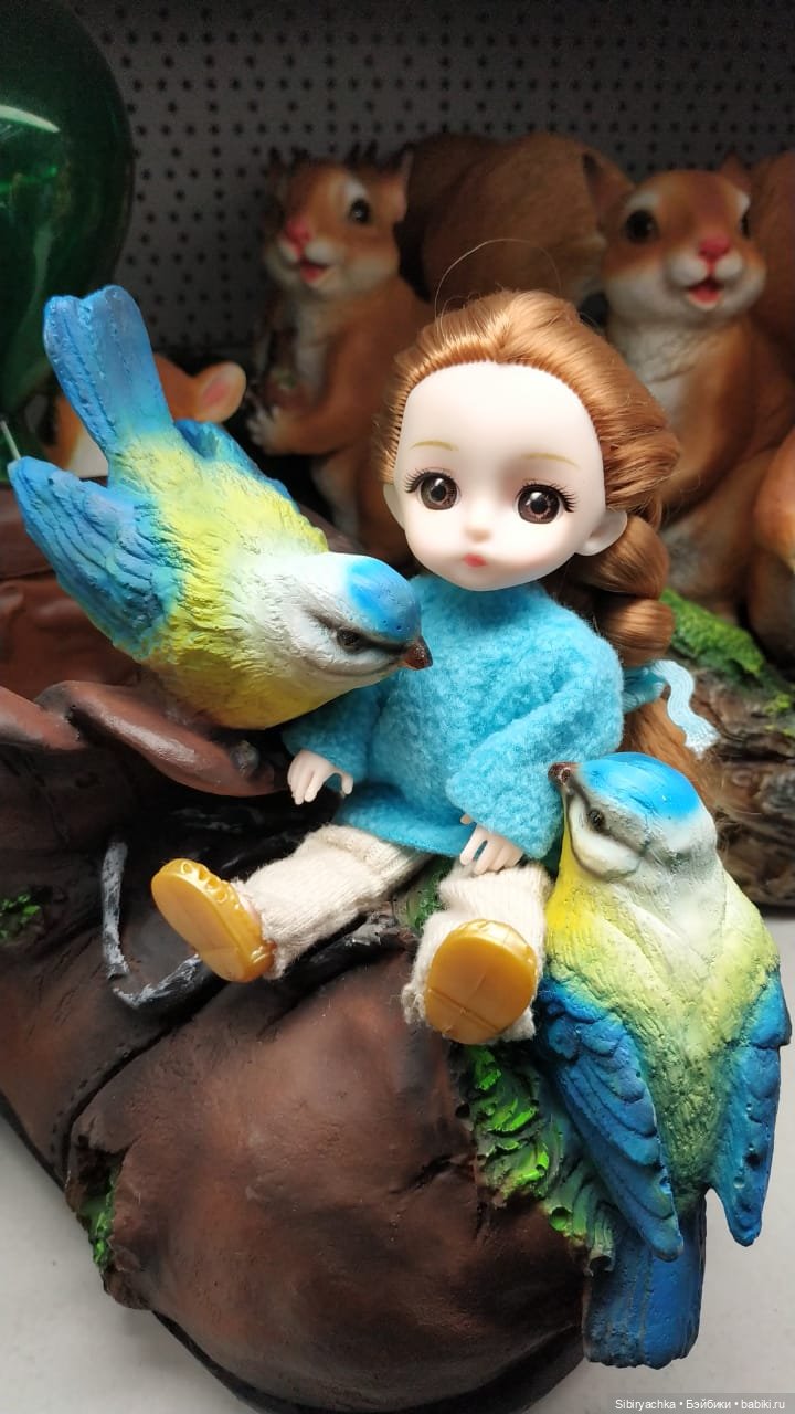 Глаша изучает садовые фигуры (фото 7)