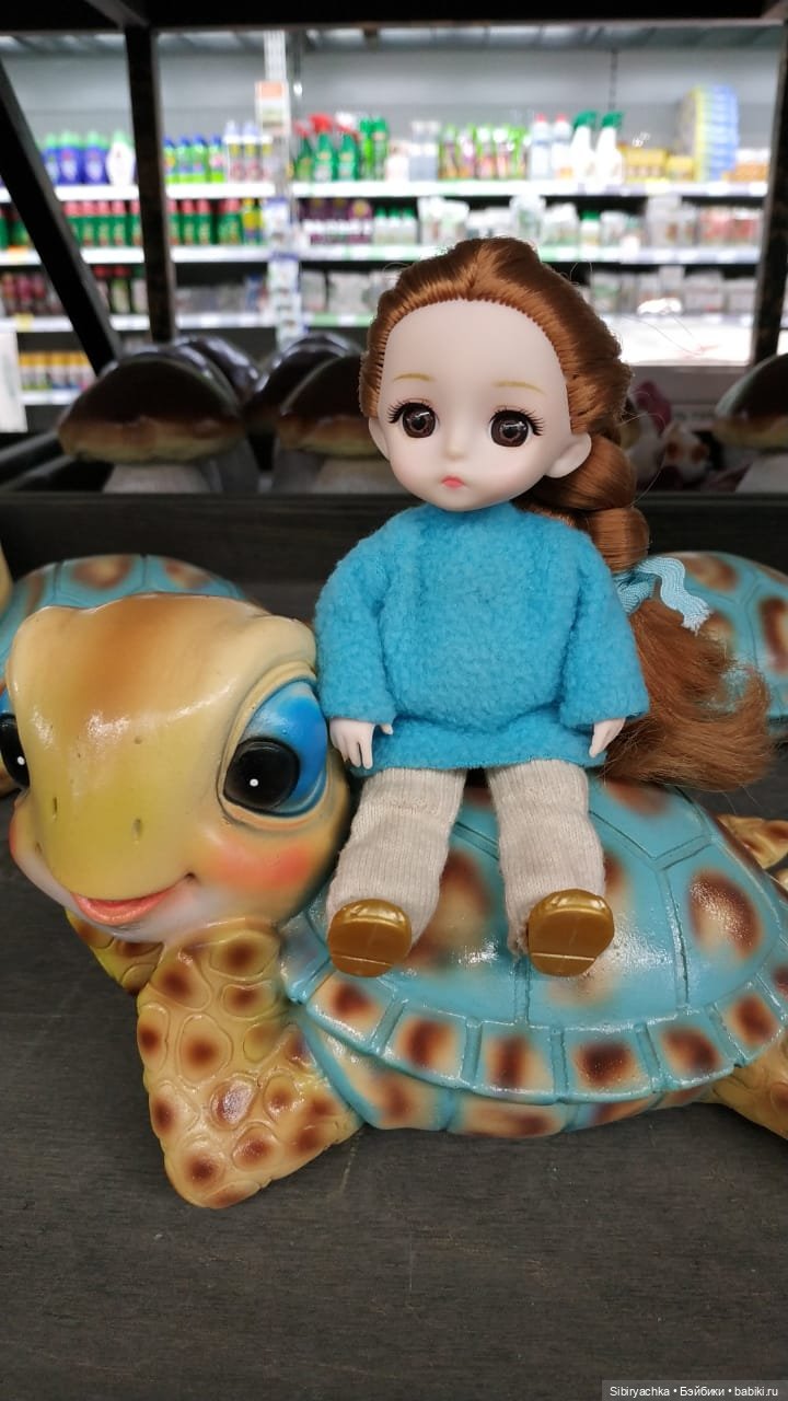 Глаша изучает садовые фигуры