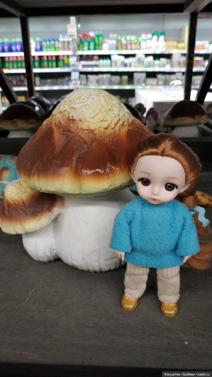 Глаша изучает садовые фигуры