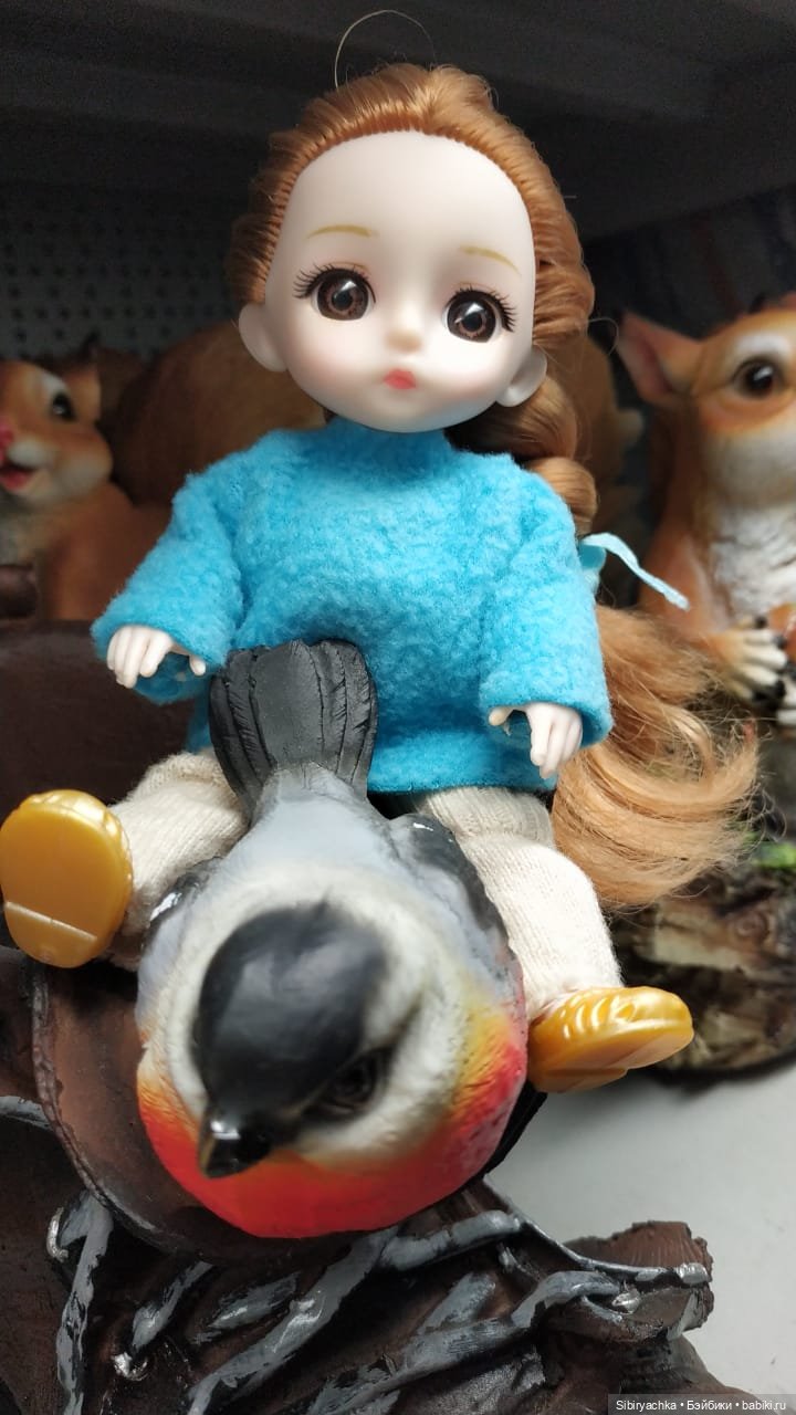 Глаша изучает садовые фигуры (фото 4)