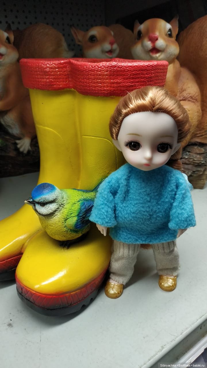 Глаша изучает садовые фигуры