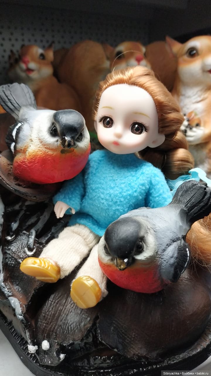 Глаша изучает садовые фигуры (фото 5)