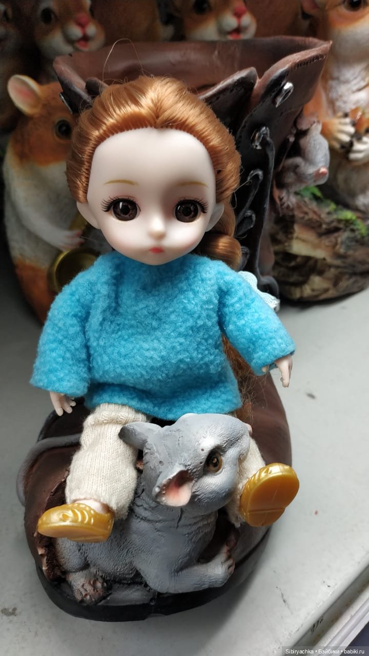 Глаша изучает садовые фигуры (фото 3)