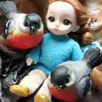 Глаша изучает садовые фигуры.