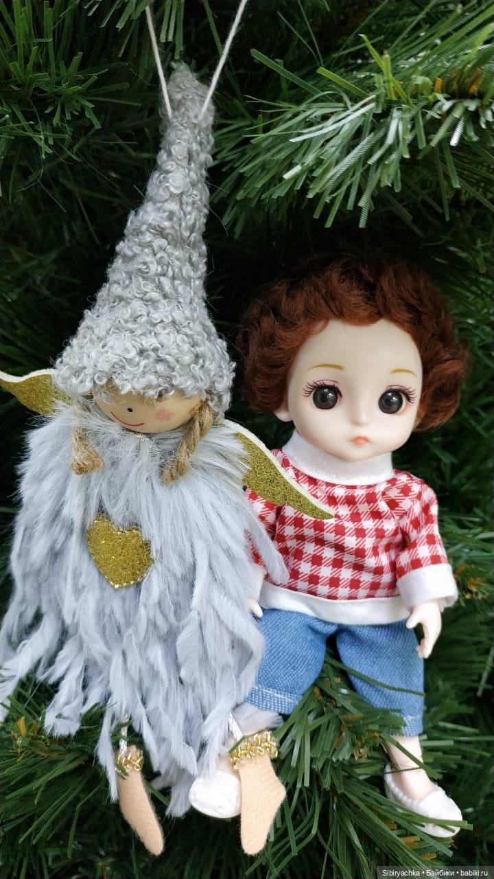 Новогодний ассортимент канцелярского магазина