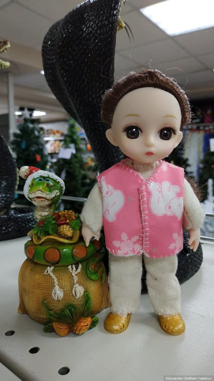 Новогодний ассортимент канцелярского магазина