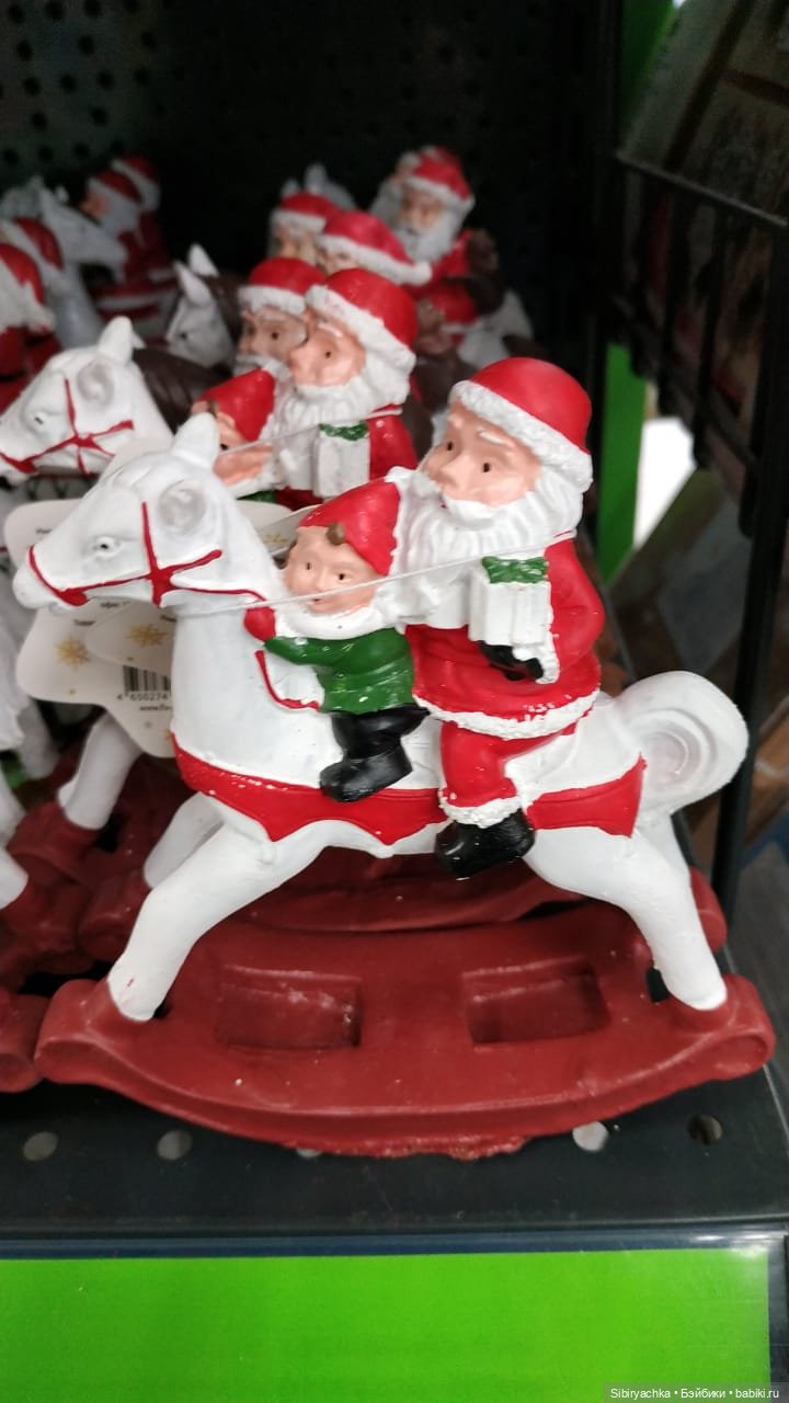 Новогодний ассортимент канцелярского магазина