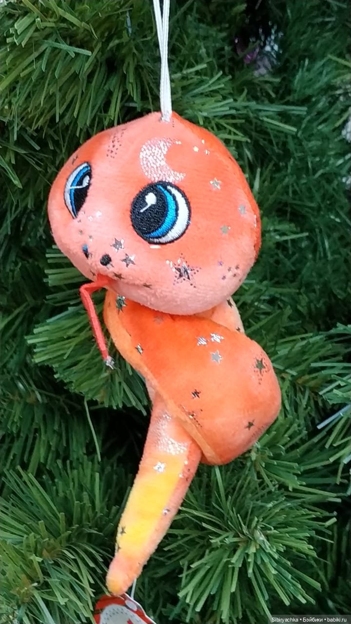 Новогодний ассортимент канцелярского магазина