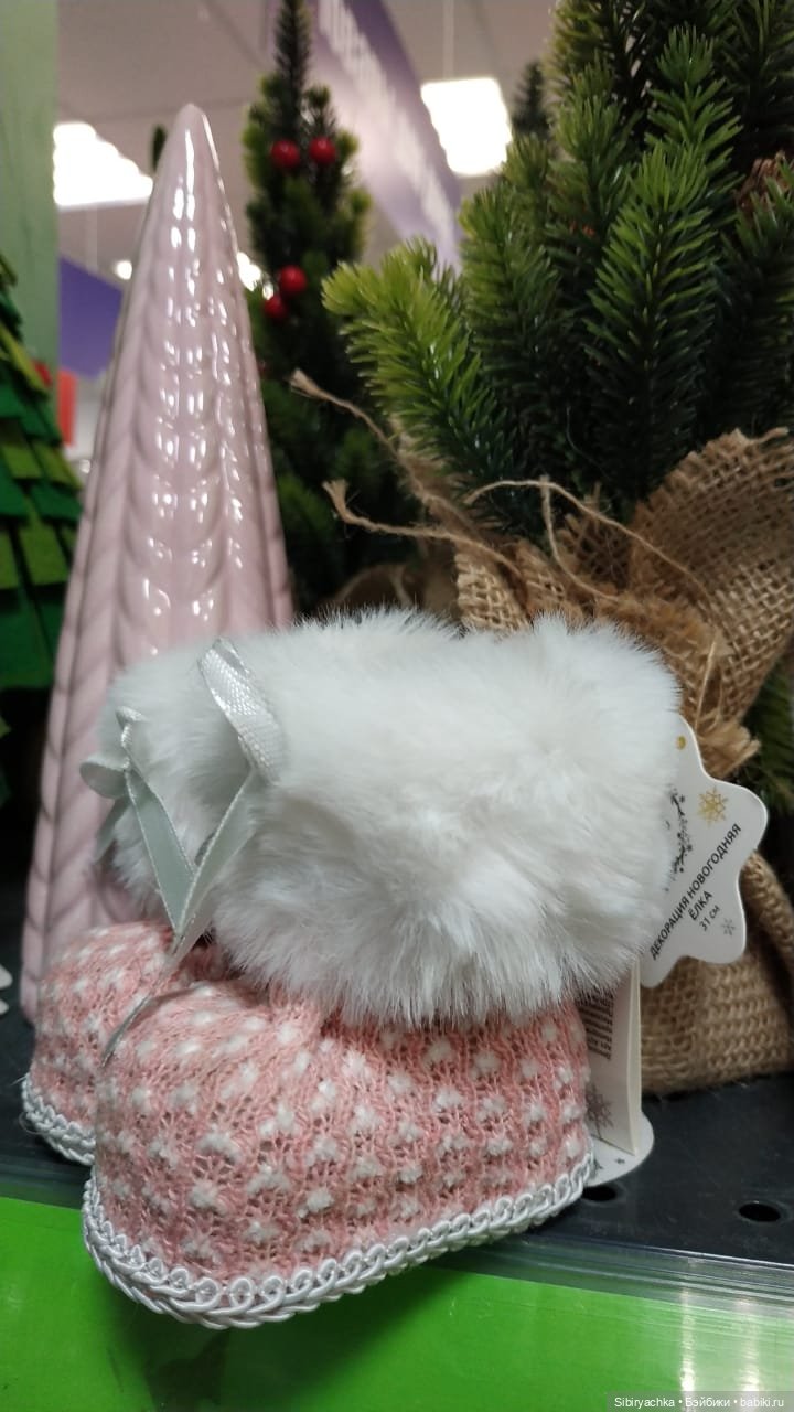 Новогодний ассортимент канцелярского магазина