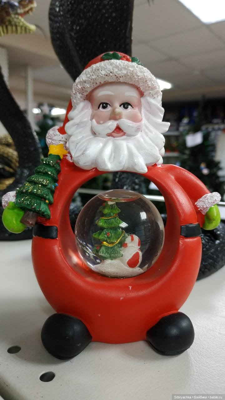 Новогодний ассортимент канцелярского магазина