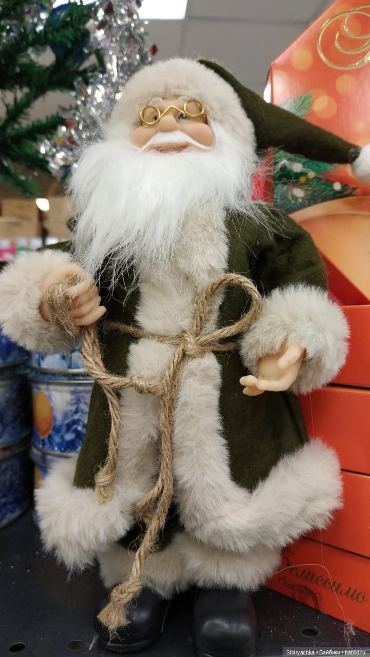 Новогодний ассортимент канцелярского магазина