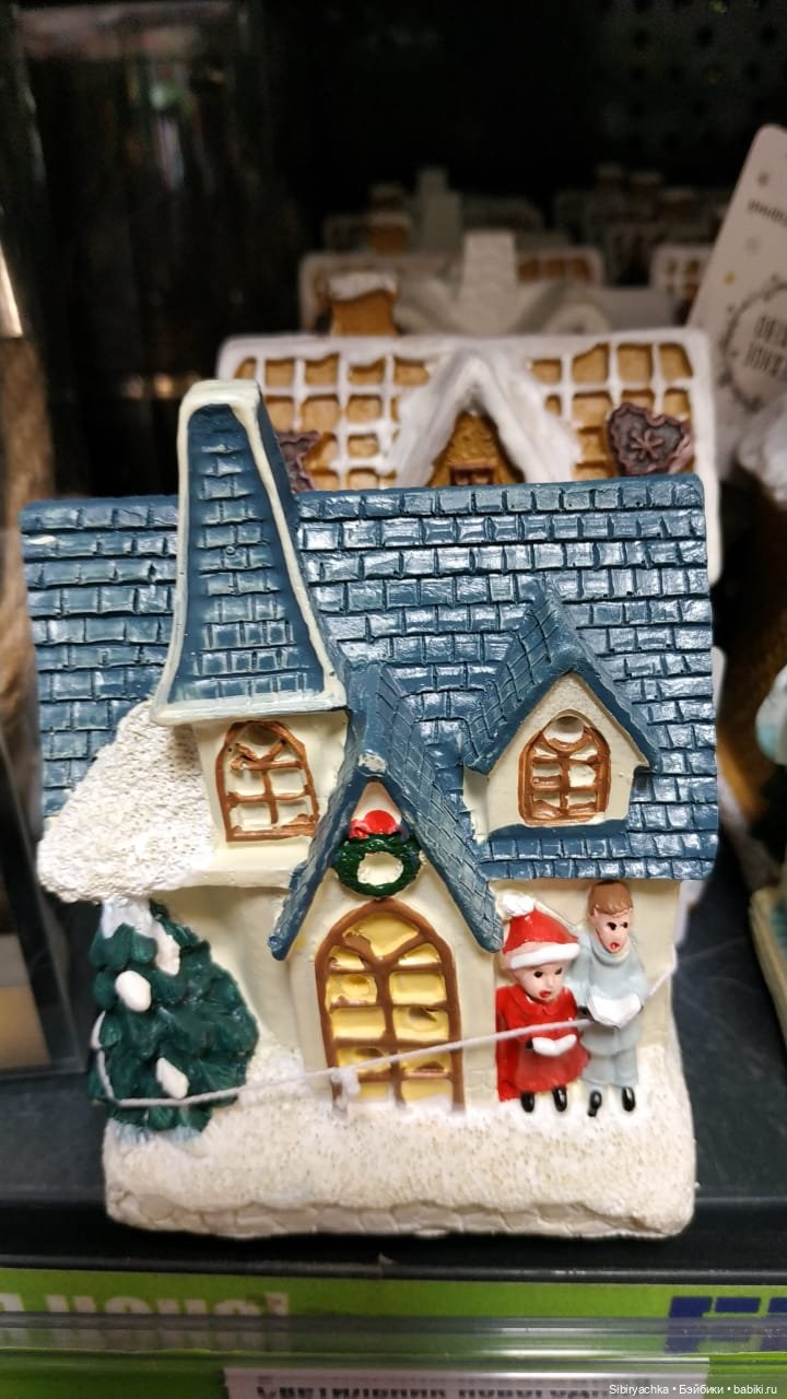 Новогодний ассортимент канцелярского магазина