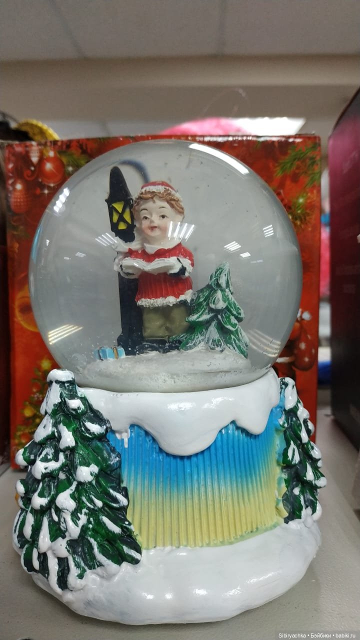 Новогодний ассортимент канцелярского магазина