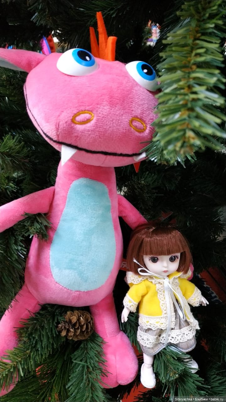 Новогодний ассортимент канцелярского магазина