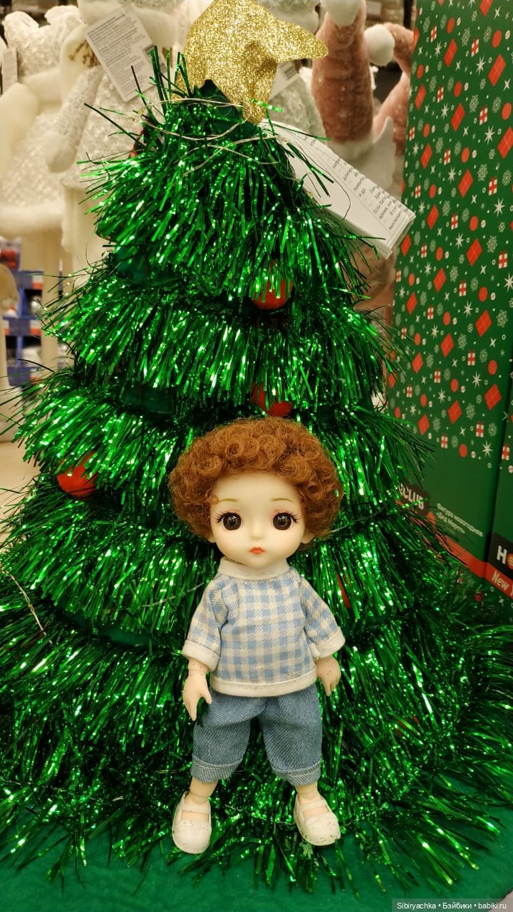 Василёк в новогоднем отделе в Ленте