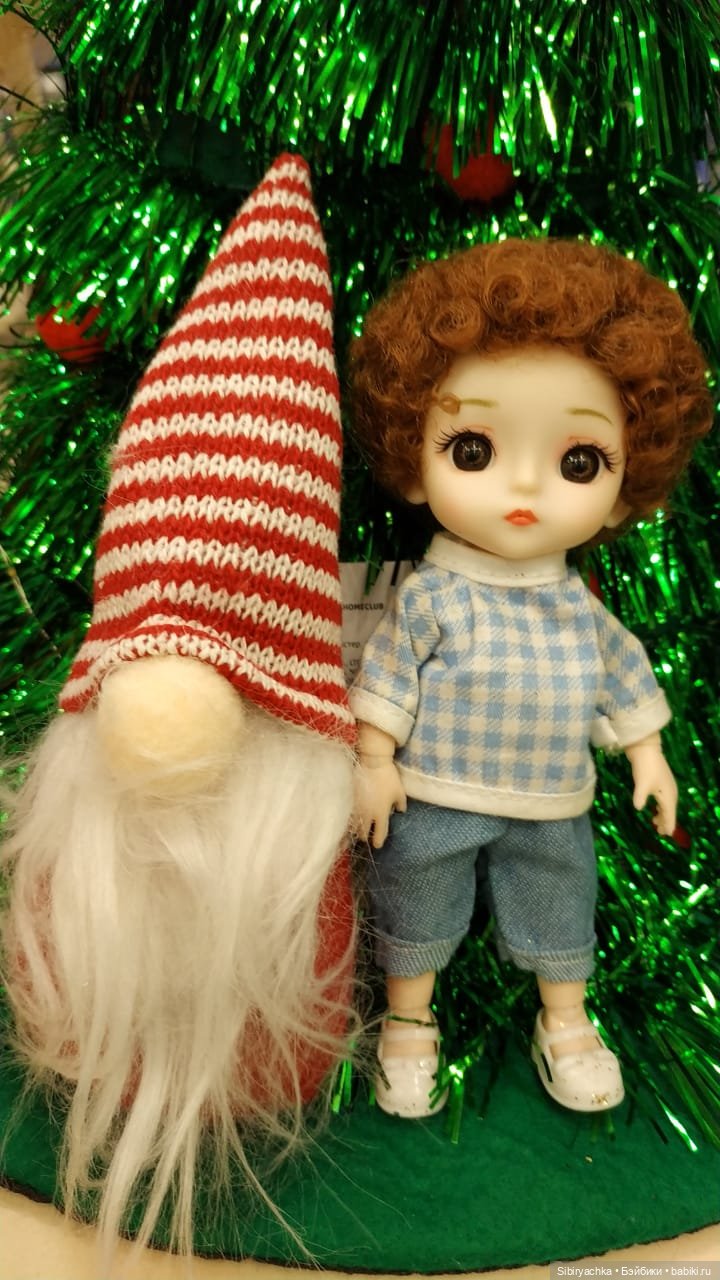 Василёк в новогоднем отделе в Ленте