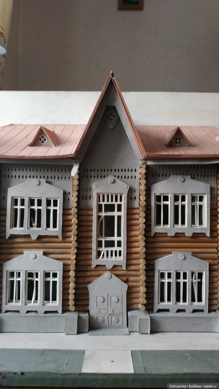 Василёк знакомится со старинным деревянным домом