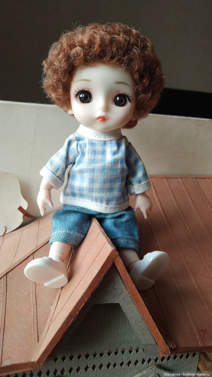 Василёк знакомится со старинным деревянным домом