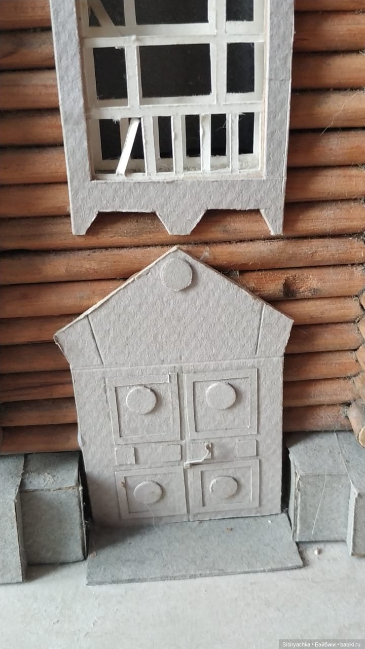 Василёк знакомится со старинным деревянным домом