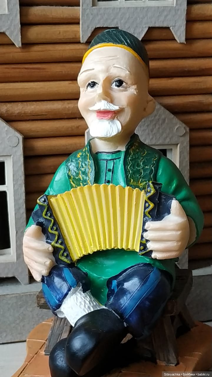 Василёк знакомится со старинным деревянным домом