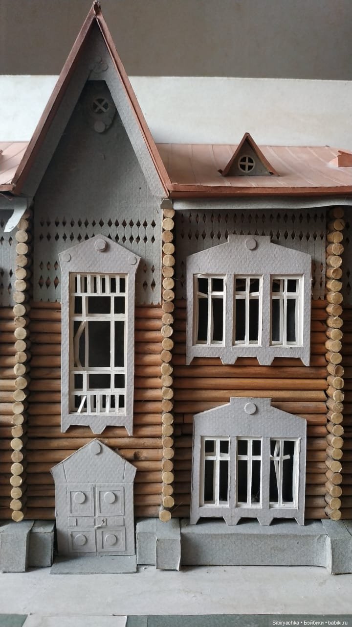 Василёк знакомится со старинным деревянным домом