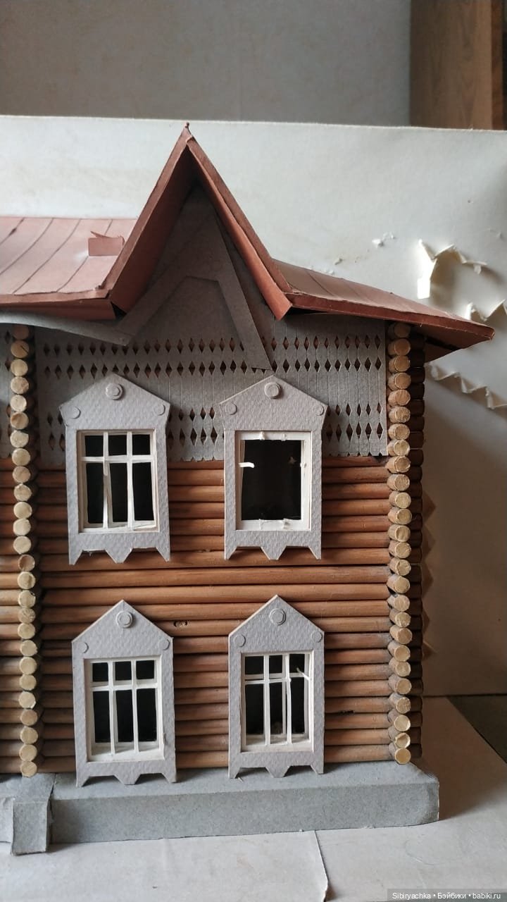 Василёк знакомится со старинным деревянным домом