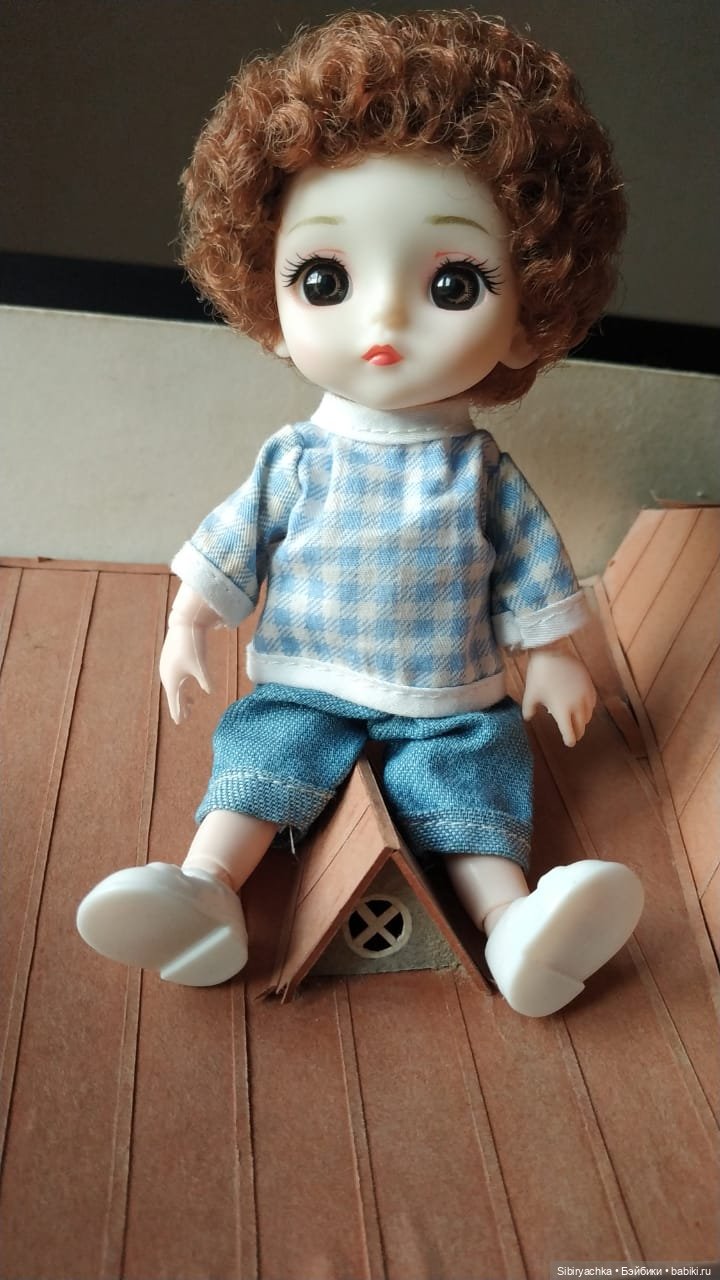 Василёк знакомится со старинным деревянным домом