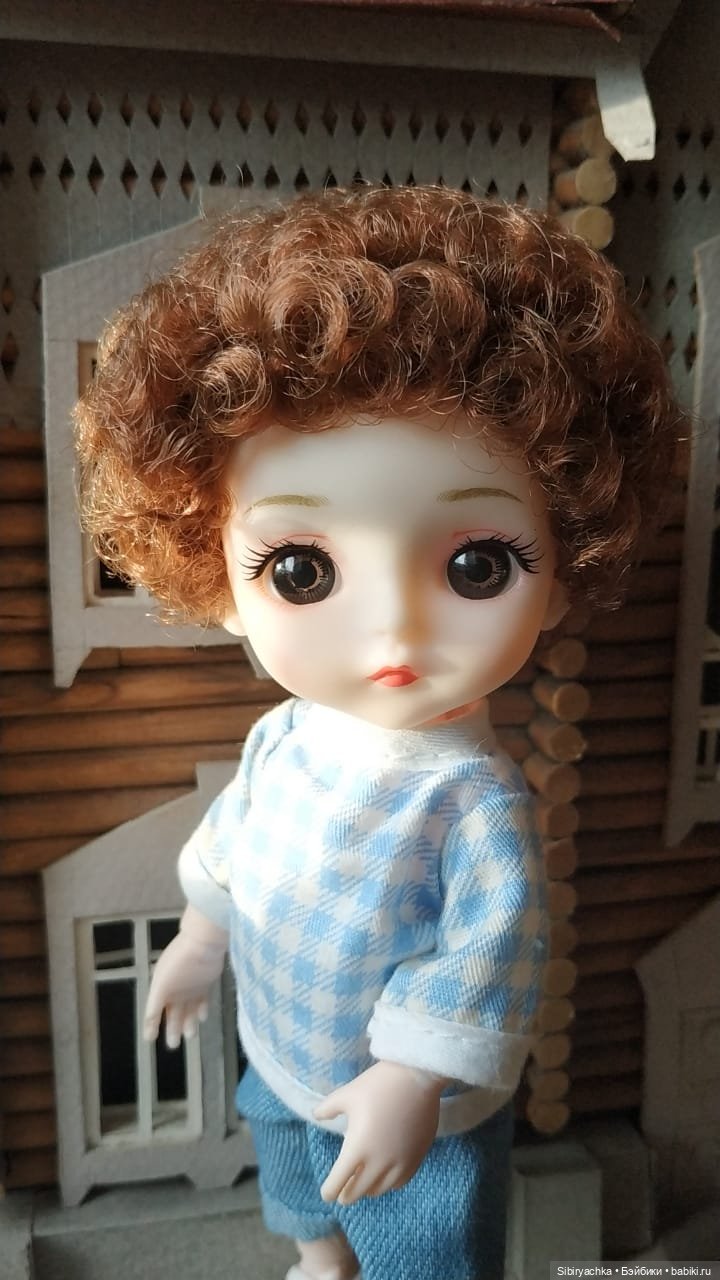 Василёк знакомится со старинным деревянным домом