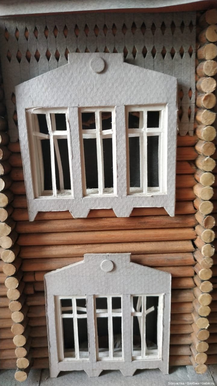 Василёк знакомится со старинным деревянным домом