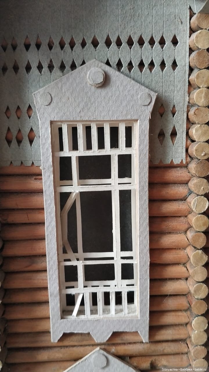 Василёк знакомится со старинным деревянным домом