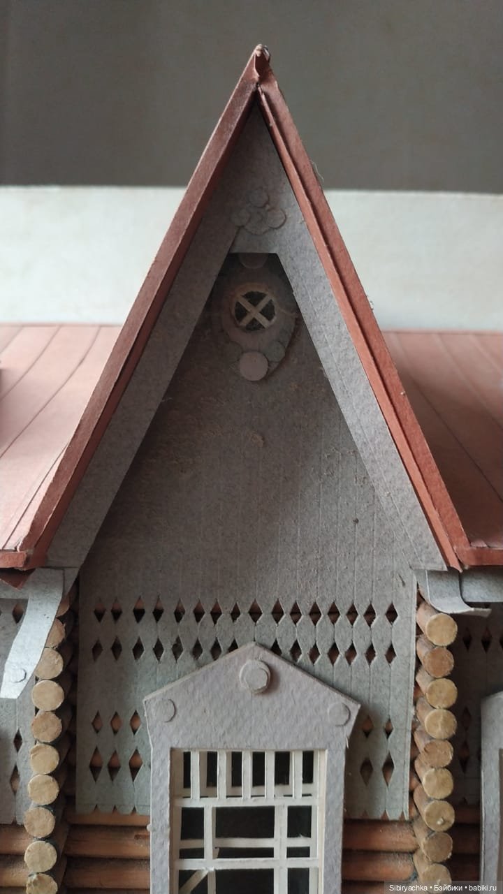 Василёк знакомится со старинным деревянным домом