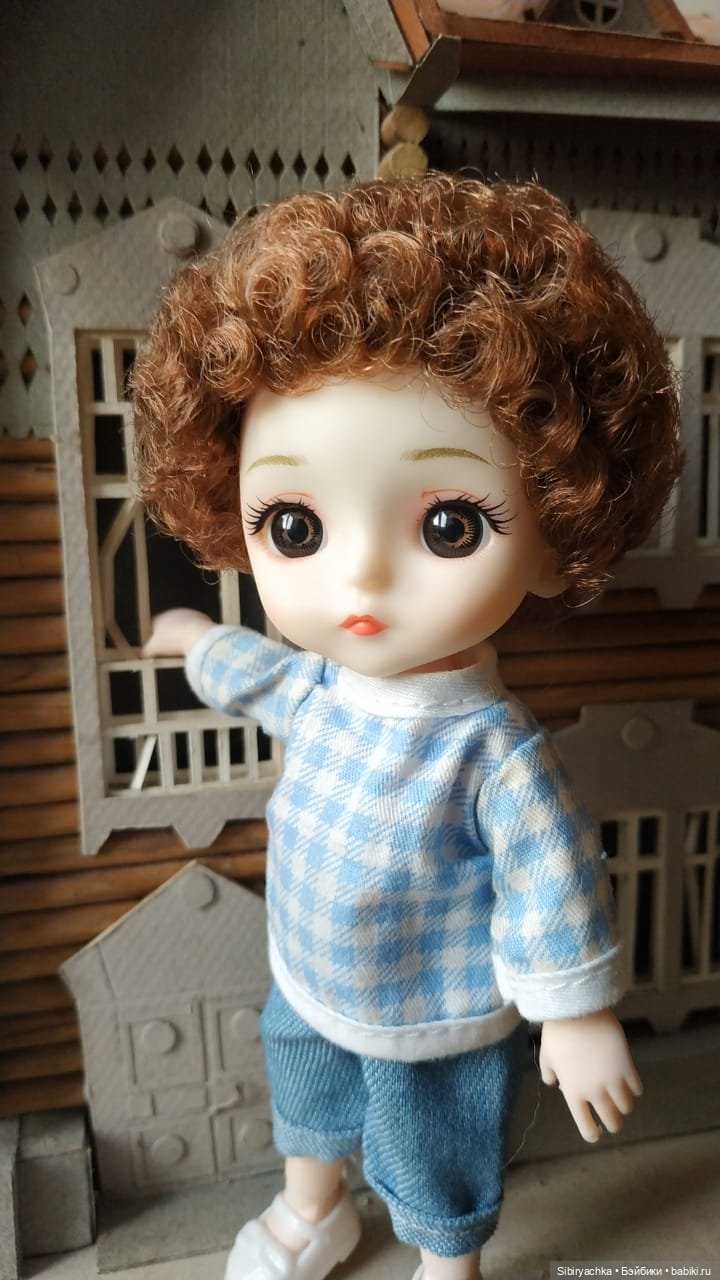 Василёк знакомится со старинным деревянным домом