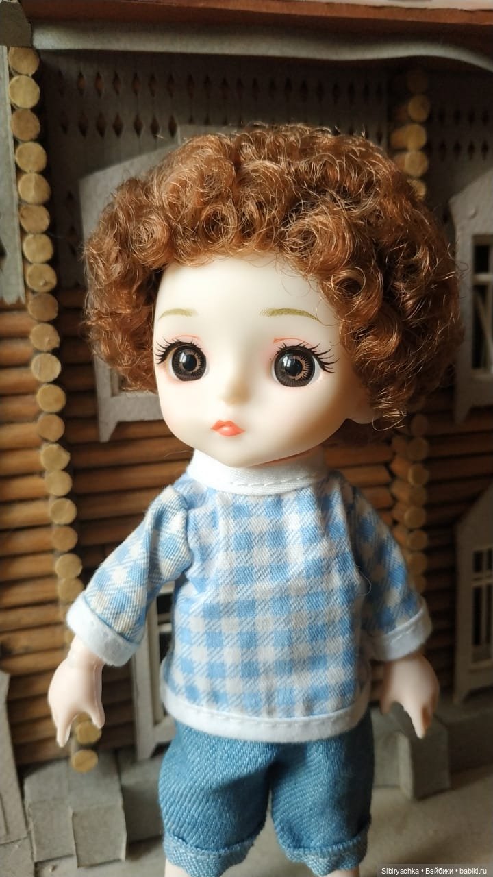 Василёк знакомится со старинным деревянным домом