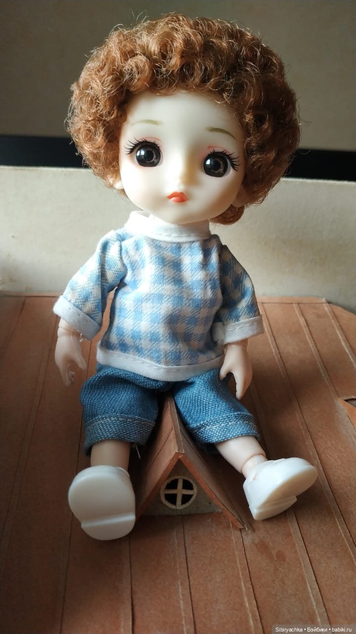 Василёк знакомится со старинным деревянным домом