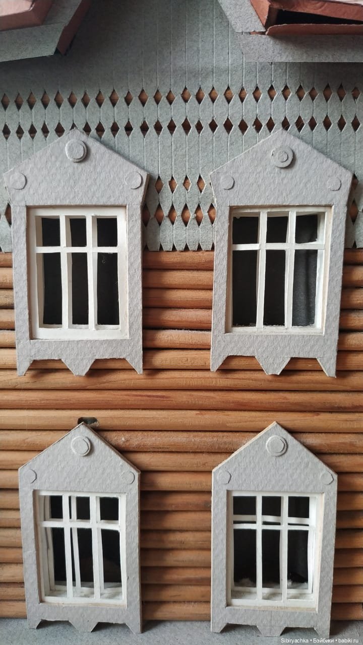 Василёк знакомится со старинным деревянным домом