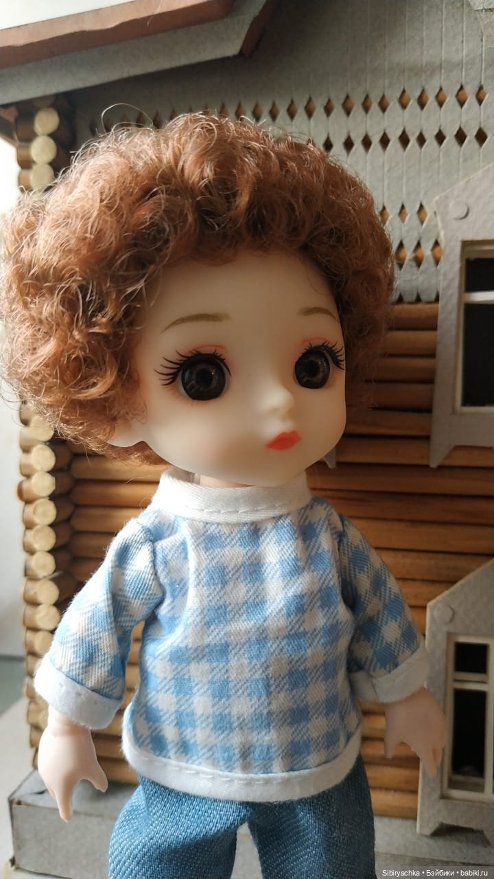 Василёк знакомится со старинным деревянным домом