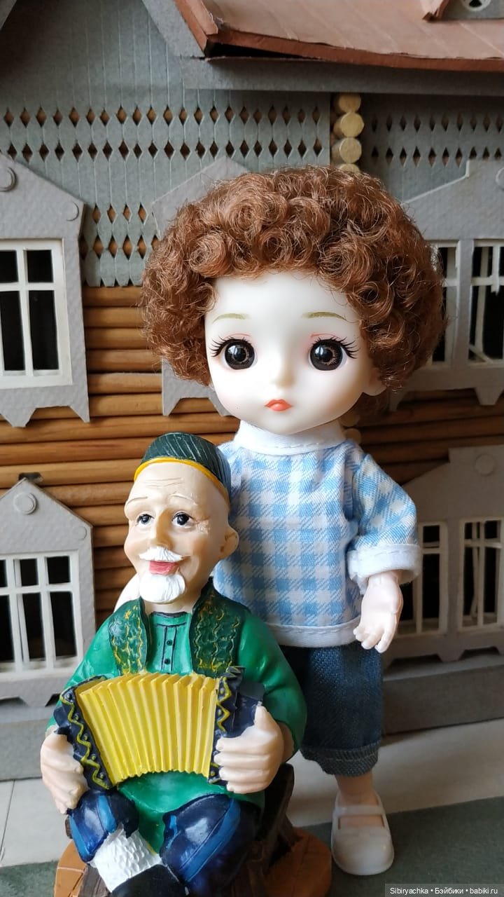 Василёк знакомится со старинным деревянным домом (фото 4)