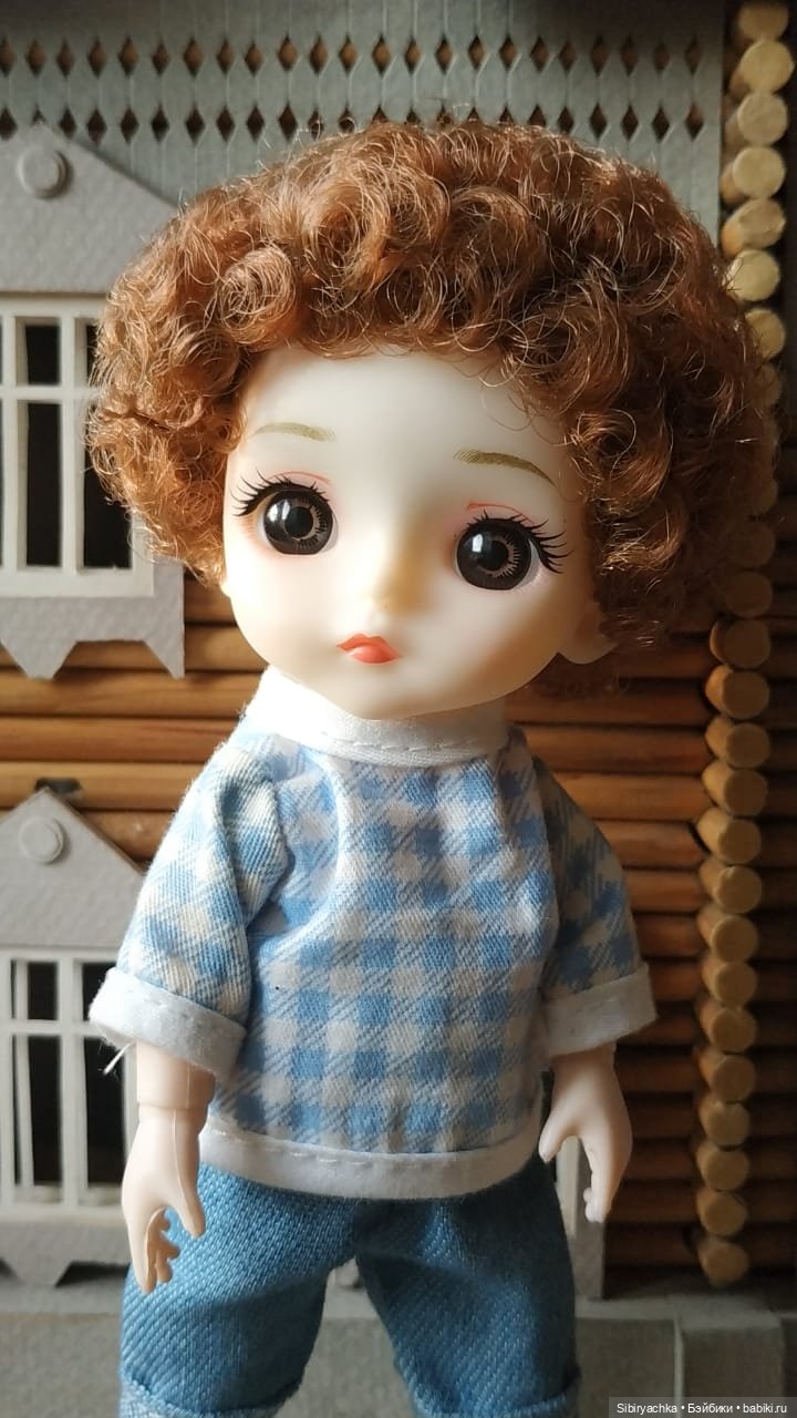 Василёк знакомится со старинным деревянным домом