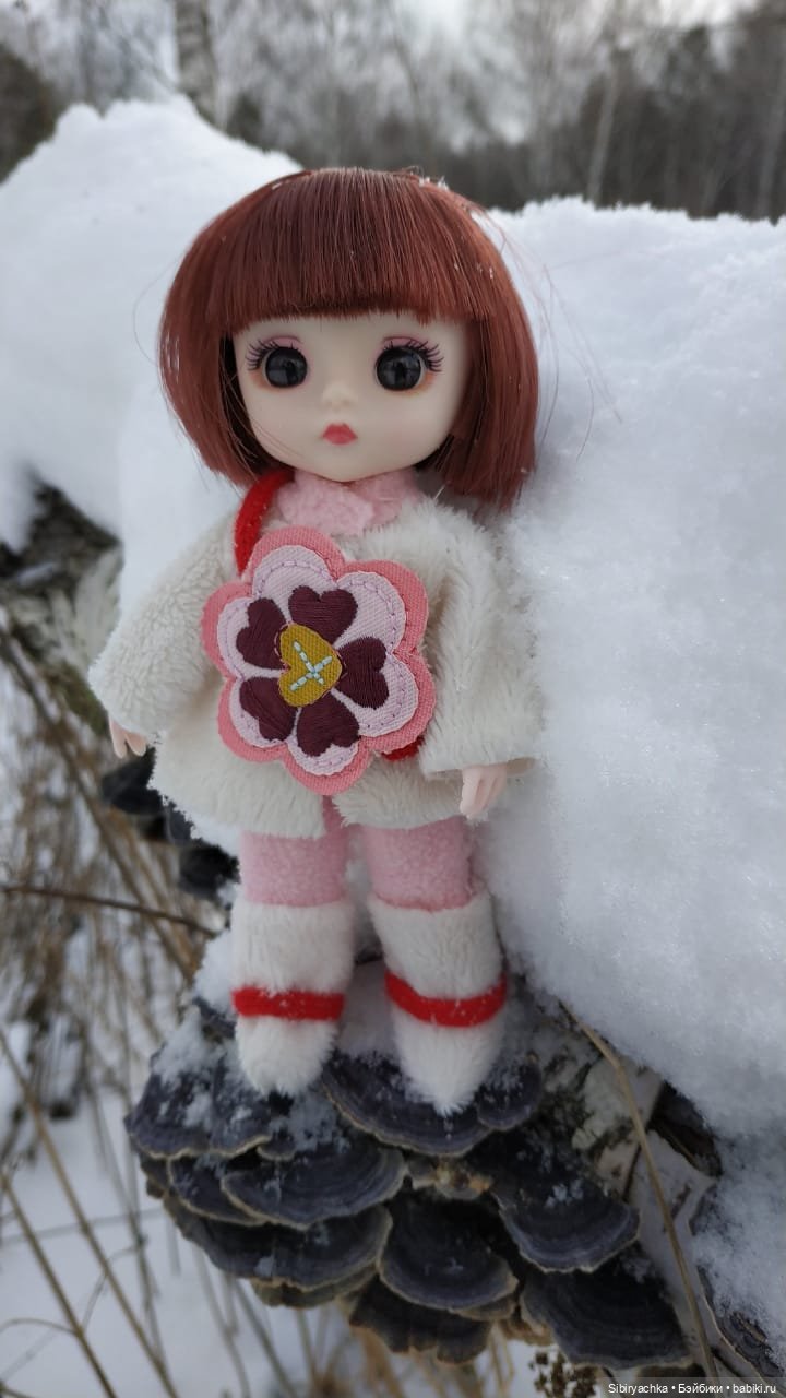 Глаша и Арина гуляют в лесу