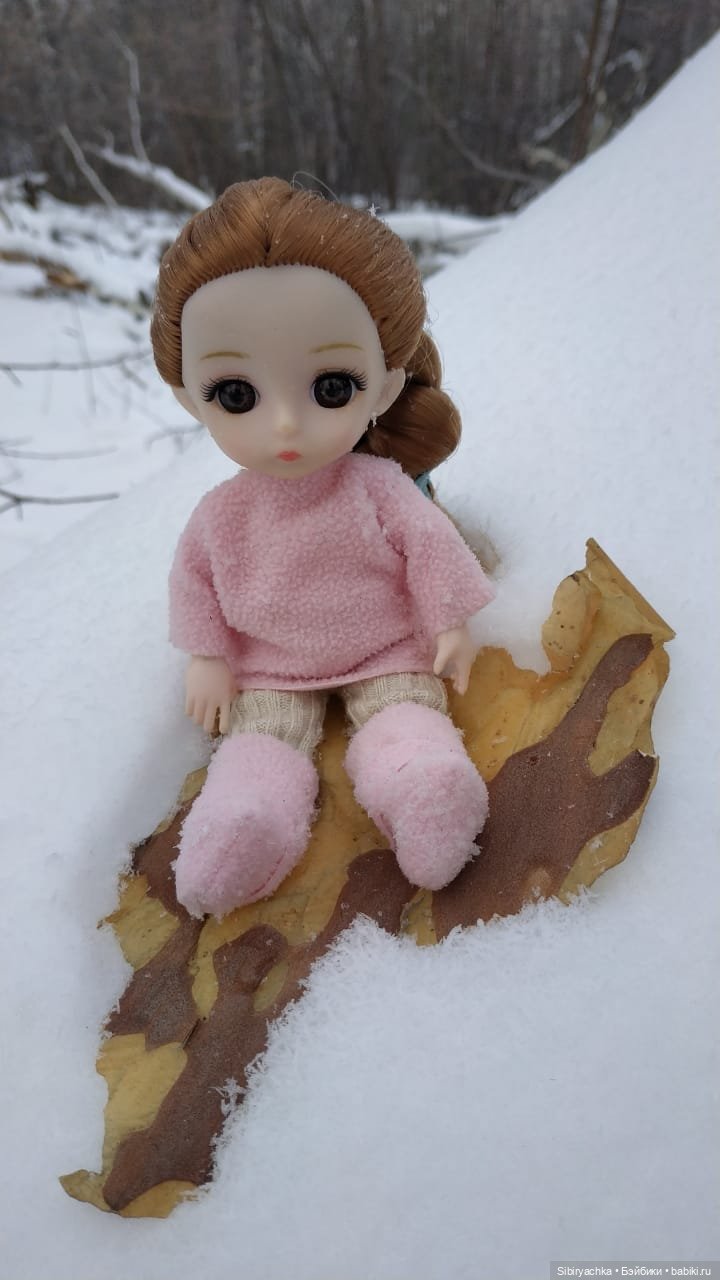 Глаша и Арина гуляют в лесу