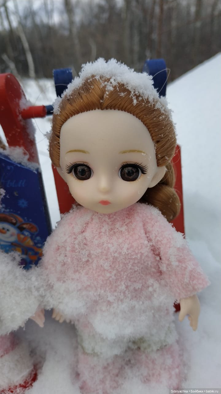 Глаша и Арина гуляют в лесу