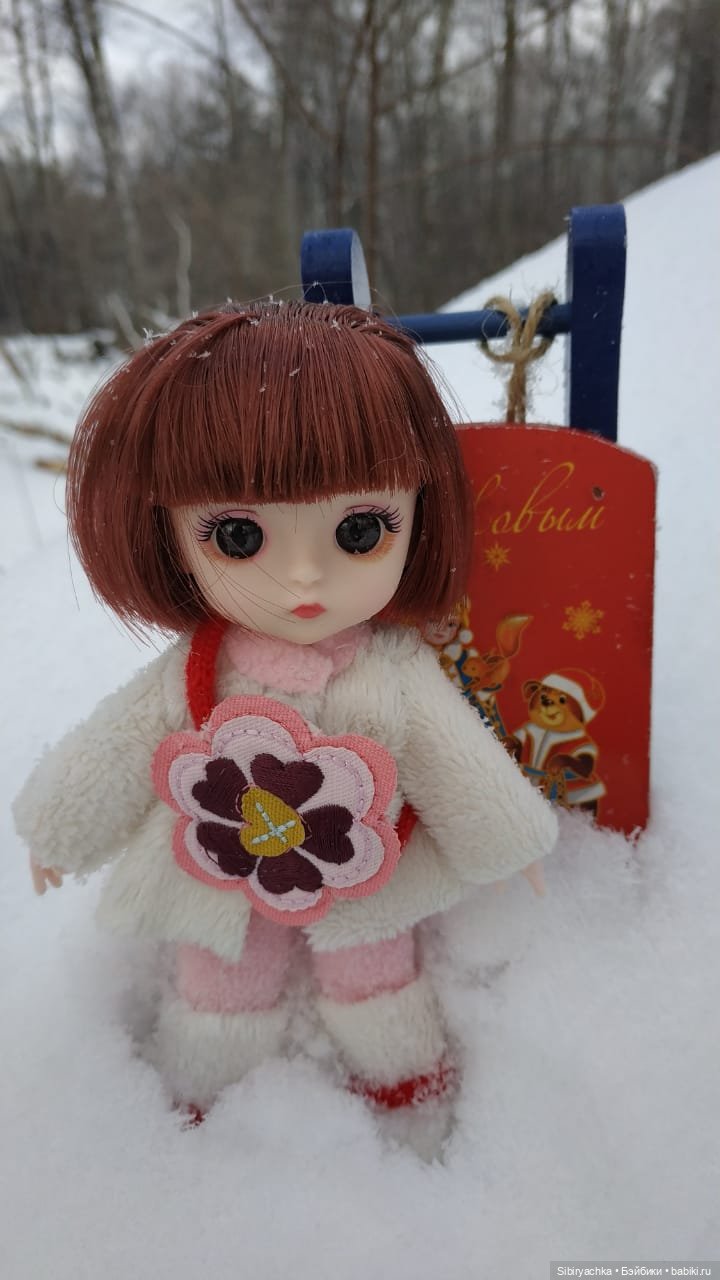 Глаша и Арина гуляют в лесу