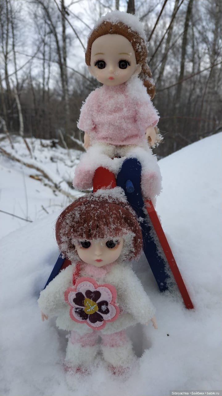 Глаша и Арина гуляют в лесу