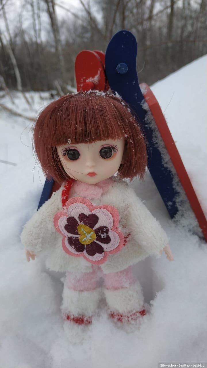 Глаша и Арина гуляют в лесу