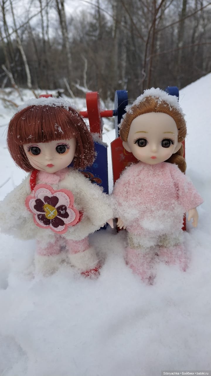 Глаша и Арина гуляют в лесу