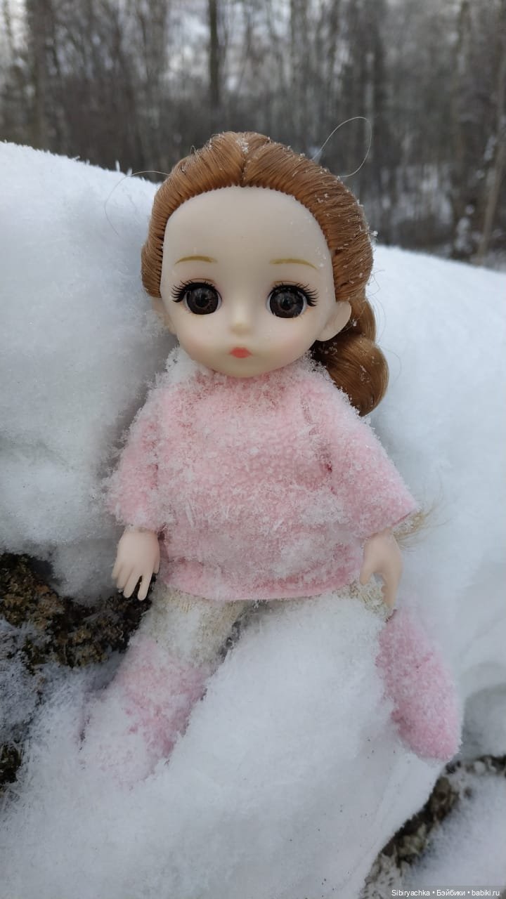 Глаша и Арина гуляют в лесу