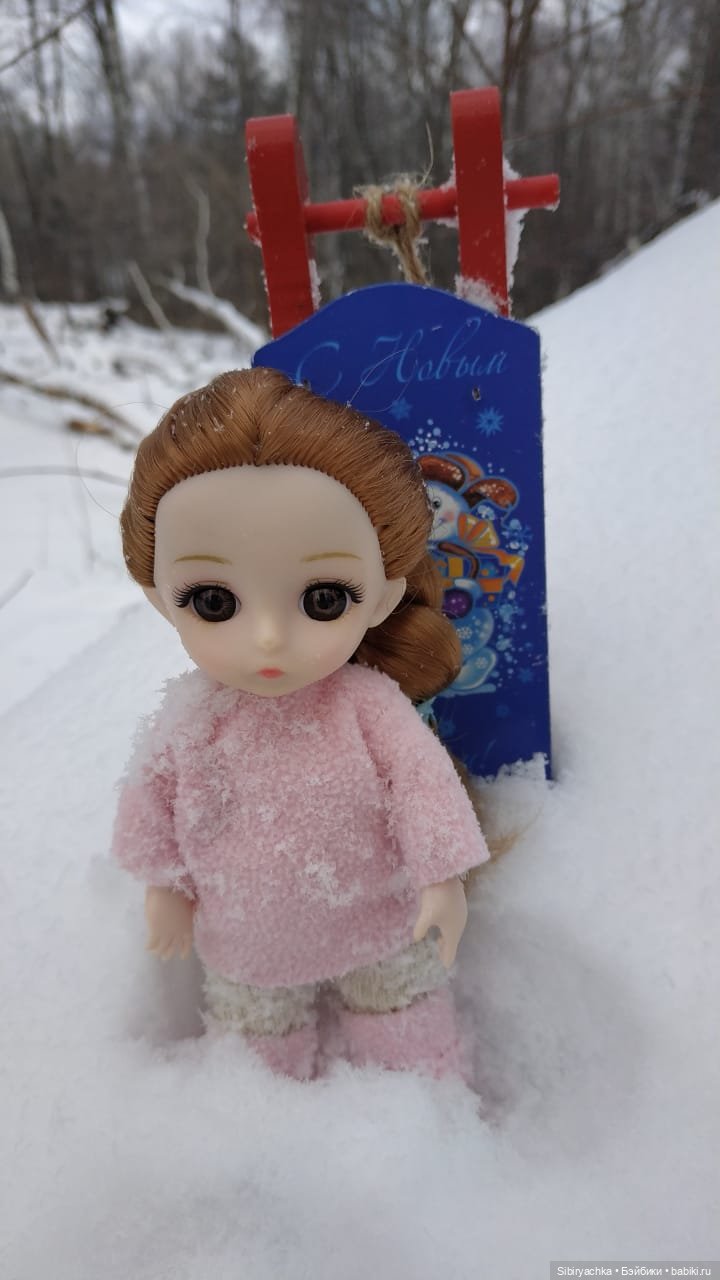 Глаша и Арина гуляют в лесу