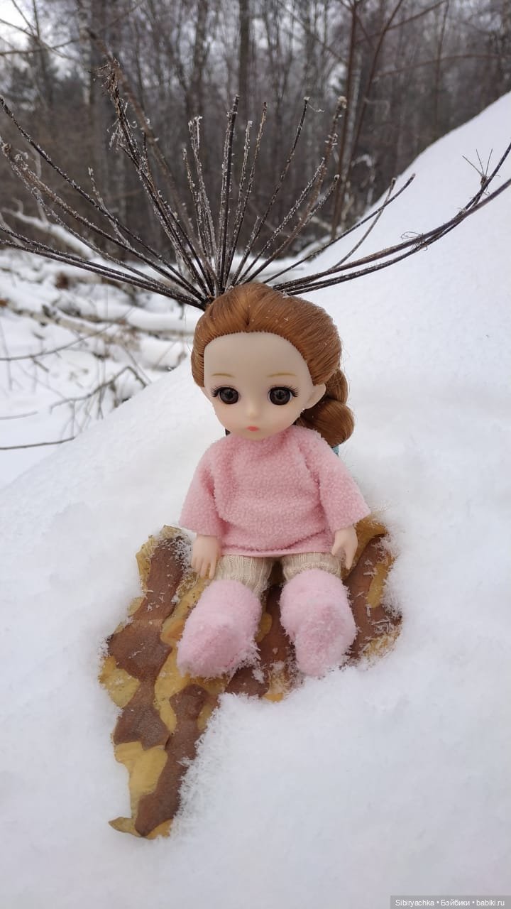 Глаша и Арина гуляют в лесу