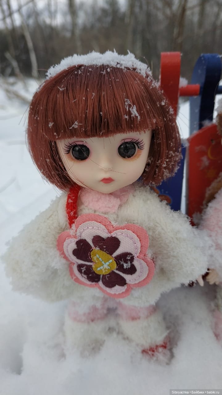 Глаша и Арина гуляют в лесу