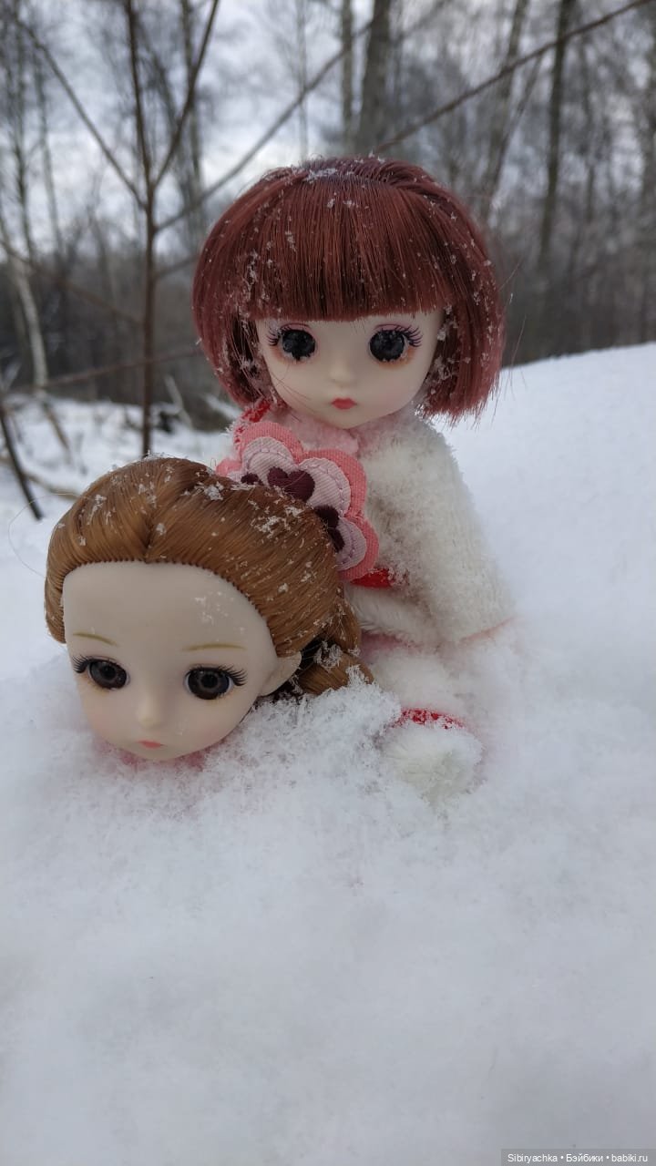 Глаша и Арина гуляют в лесу